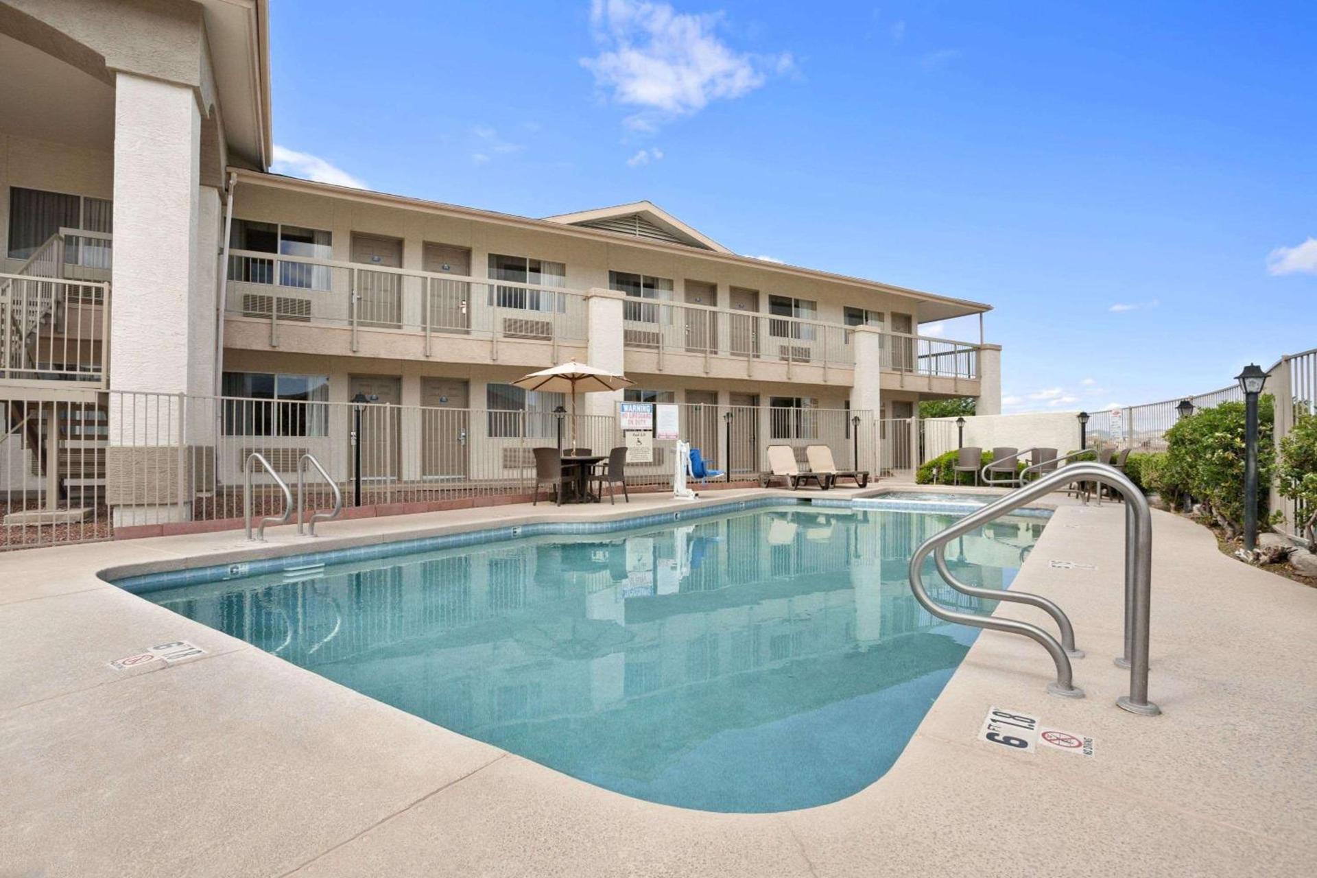 Days Inn by Wyndham Globe photo 6
