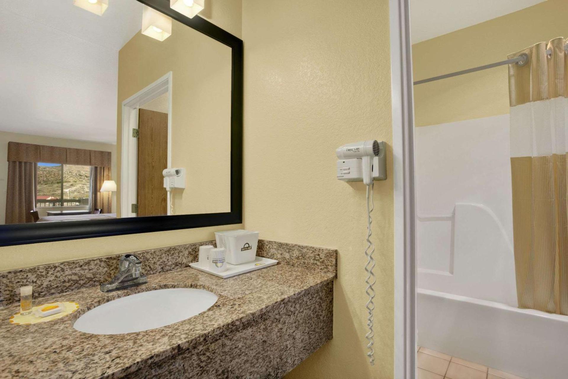 Days Inn by Wyndham Globe photo 51