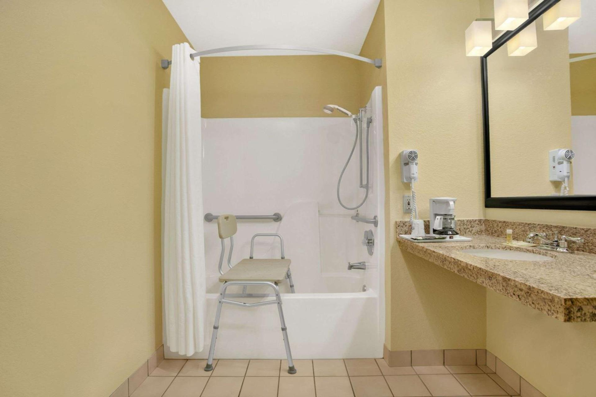 Days Inn by Wyndham Globe photo 47