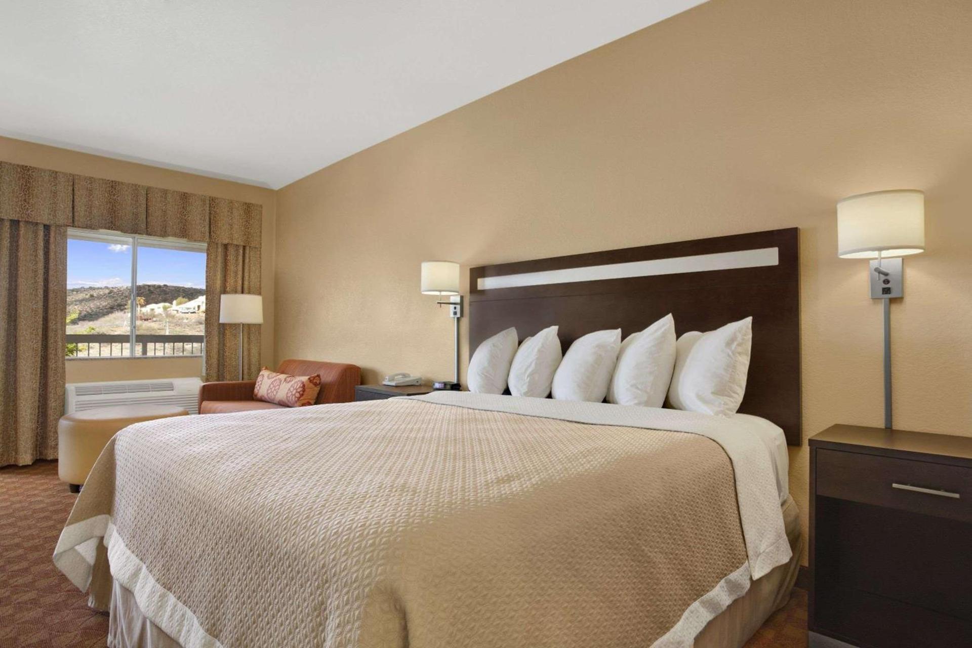Days Inn by Wyndham Globe photo 48