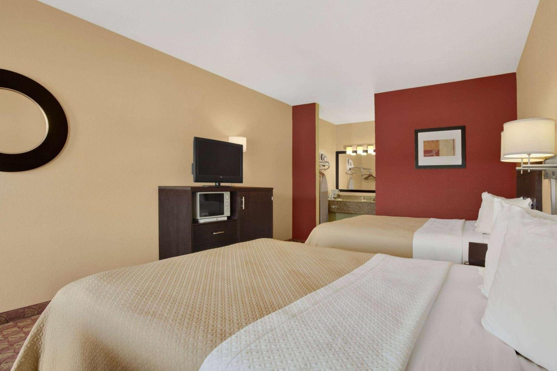 Days Inn by Wyndham Globe photo 50
