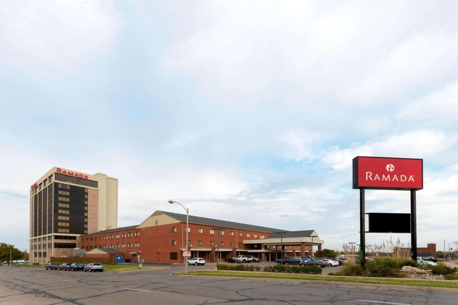 Ramada by Wyndham Topeka Downtown Hotel & Convention Center — hotel in Topeka