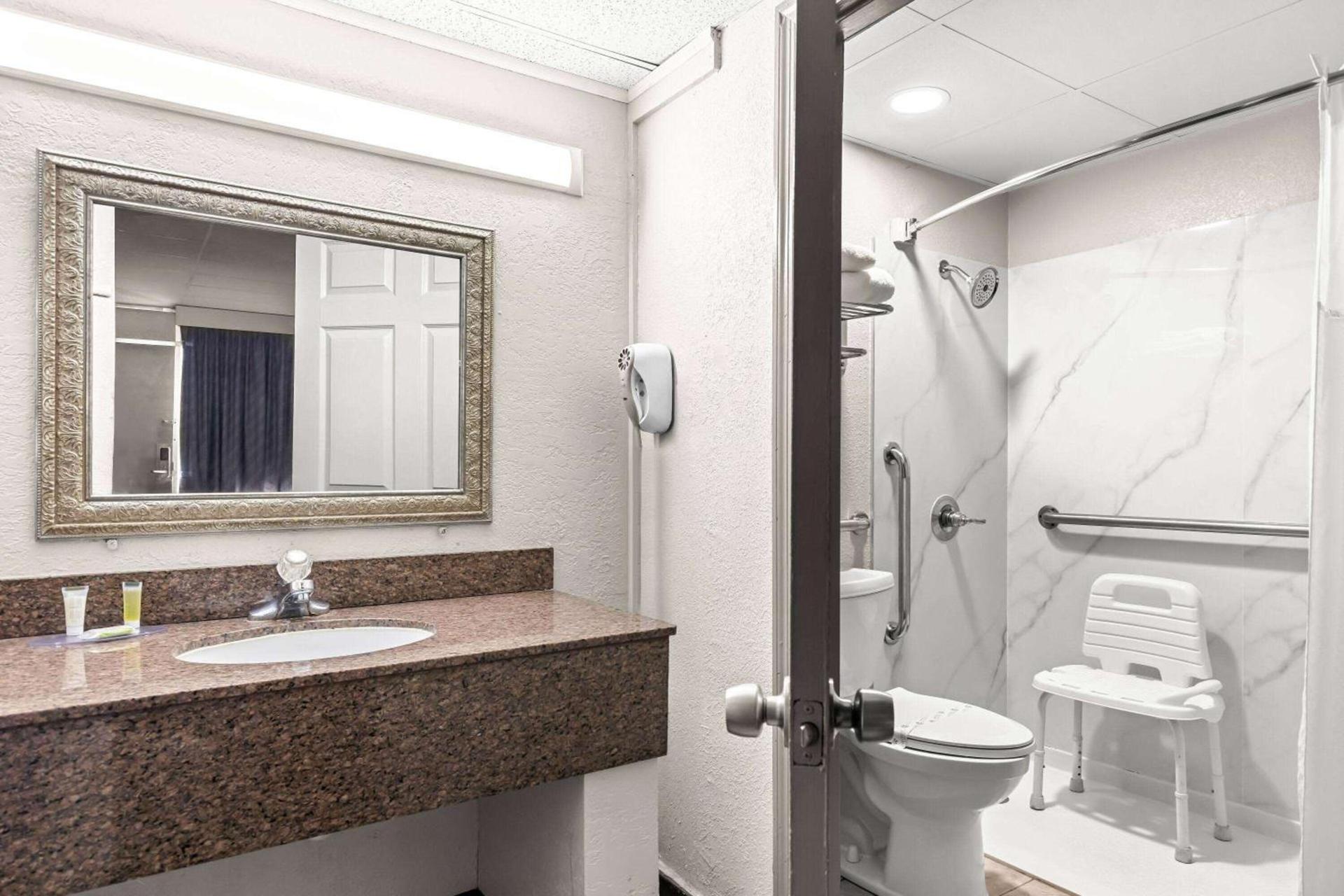 Days Inn by Wyndham Clayton photo 26
