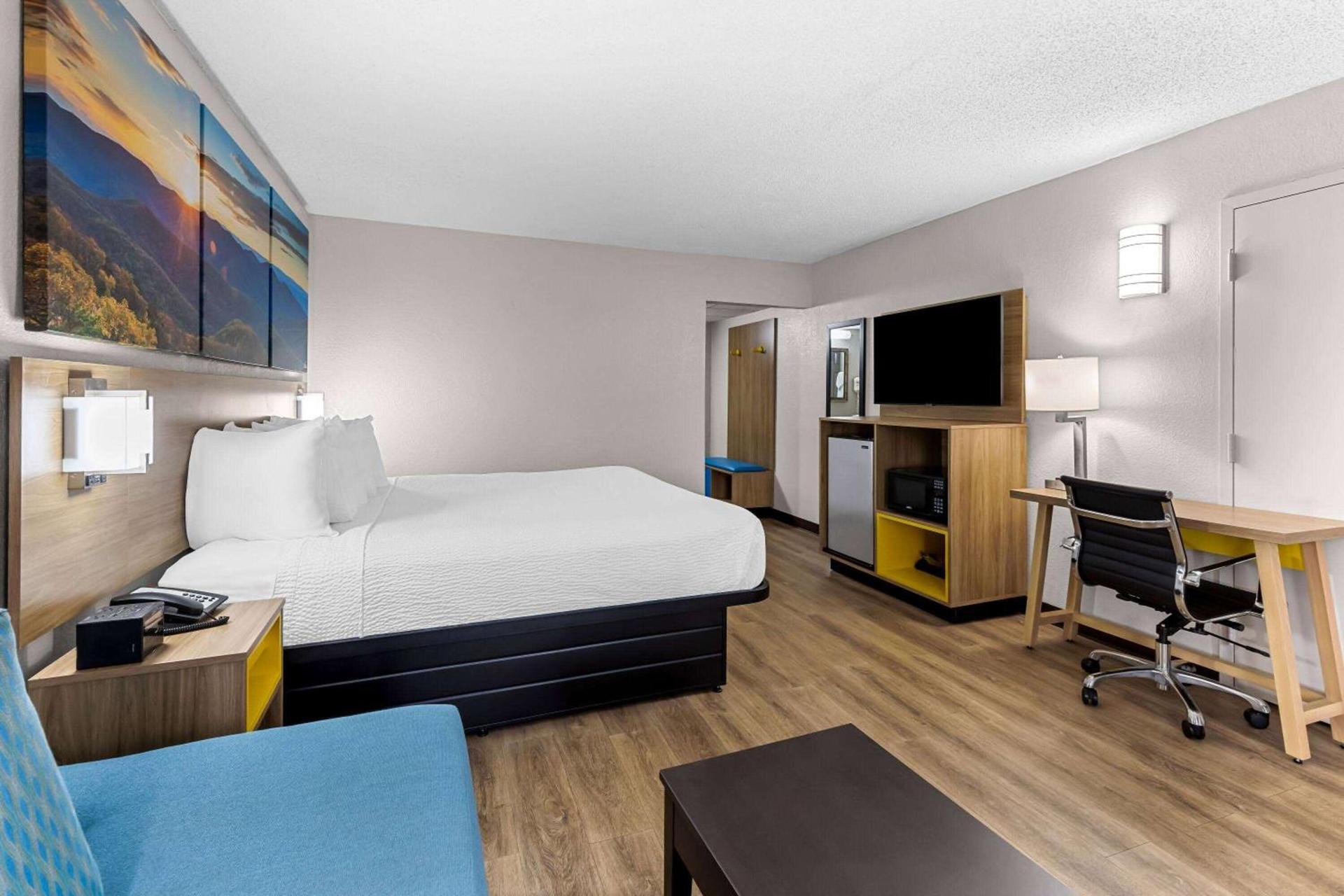 Days Inn by Wyndham Clayton photo 30