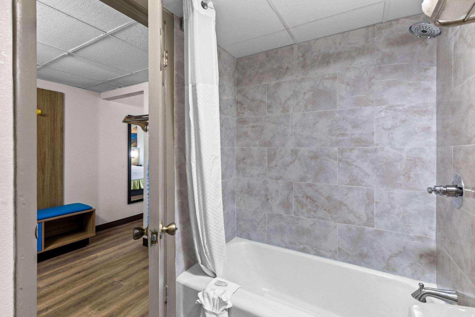 Days Inn by Wyndham Clayton photo 34