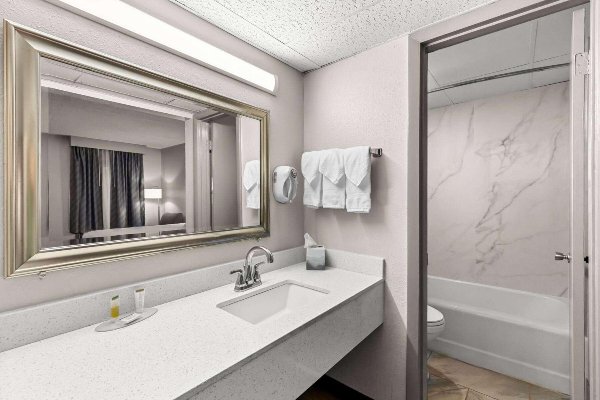 Days Inn by Wyndham Clayton photo 38