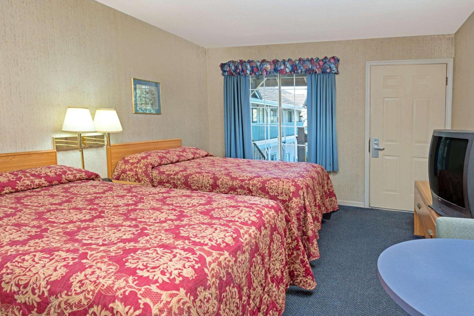 Super 8 by Wyndham Auburn photo 36