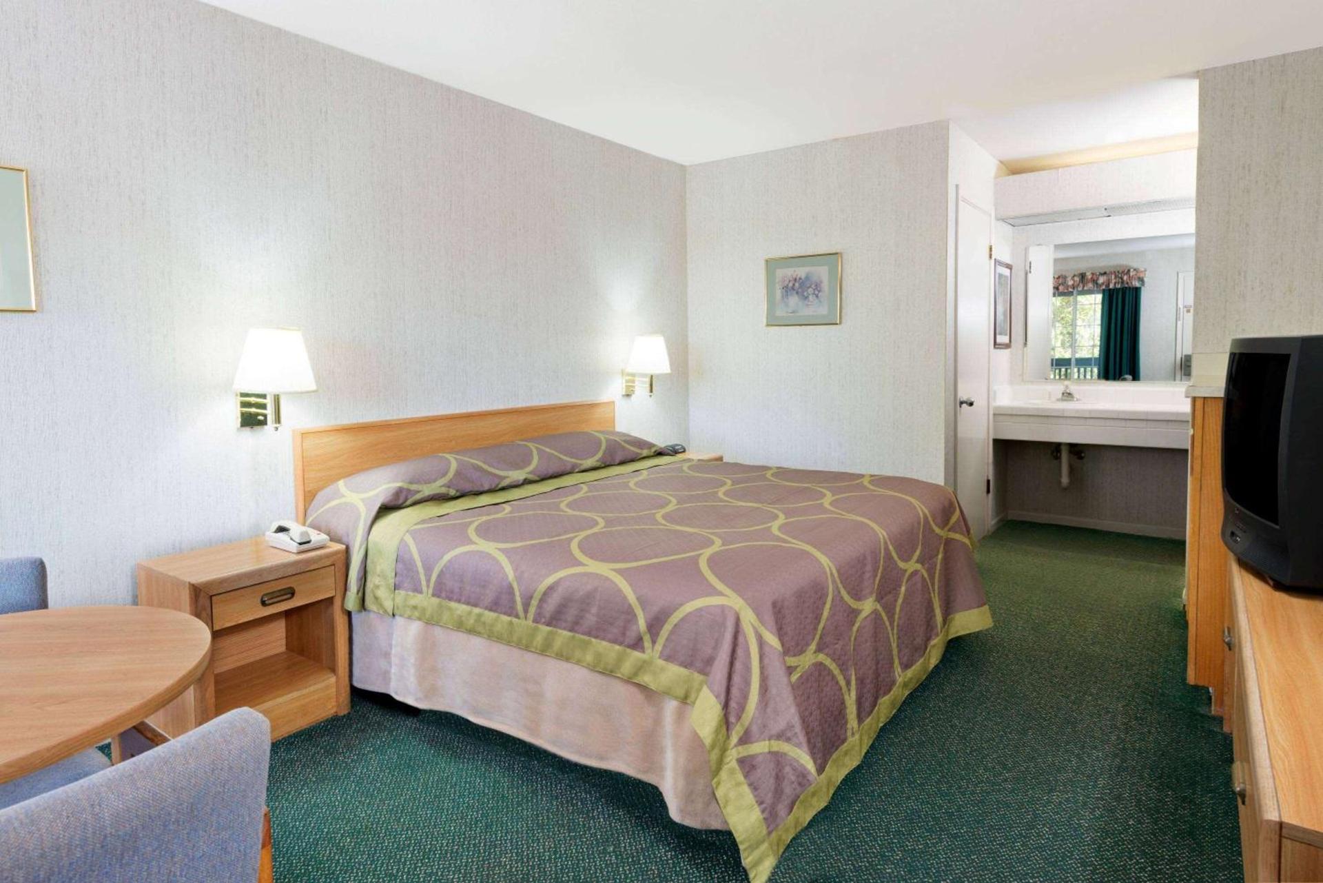 Super 8 by Wyndham Auburn photo 42