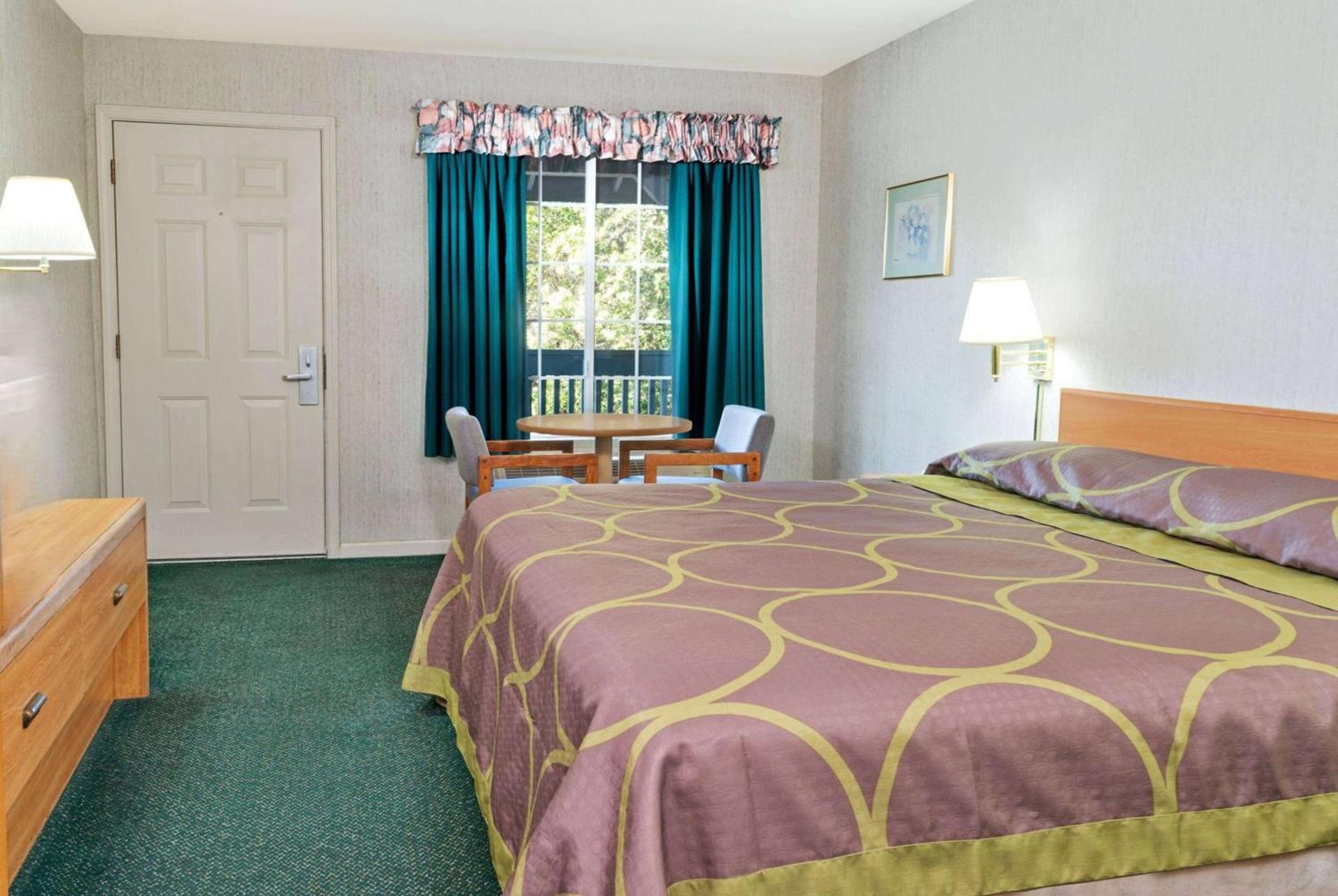 Super 8 by Wyndham Auburn photo 2