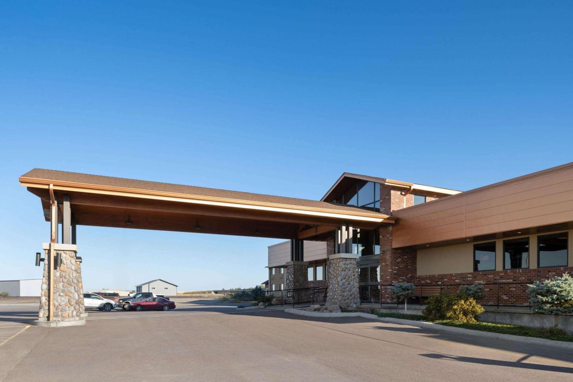 Super 8 by Wyndham Conrad photo 1