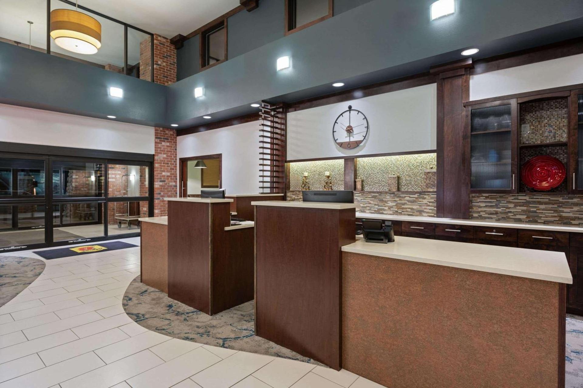Super 8 by Wyndham Conrad photo 5
