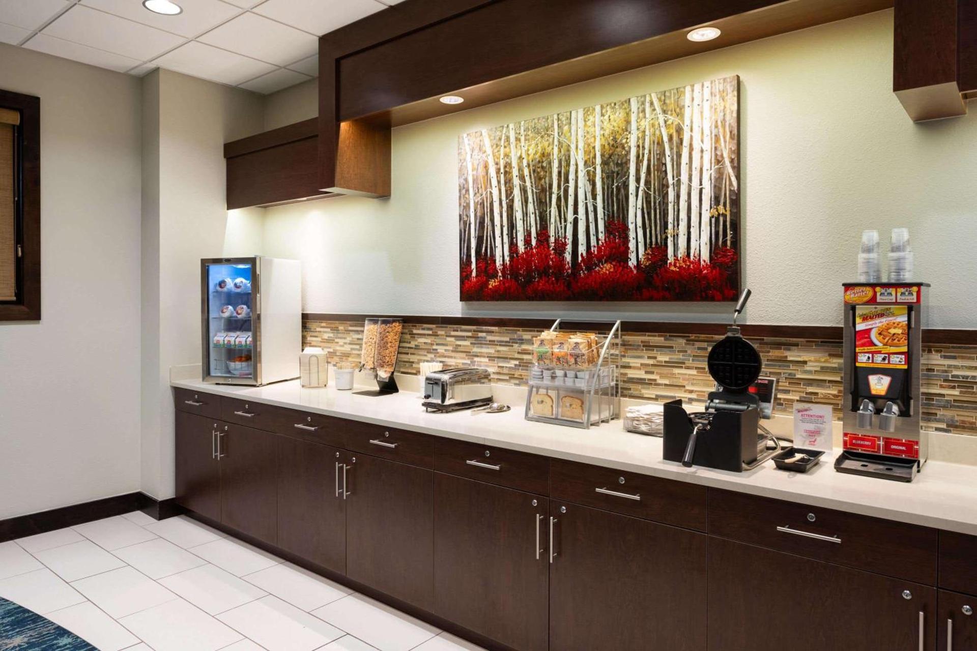 Super 8 by Wyndham Conrad photo 31