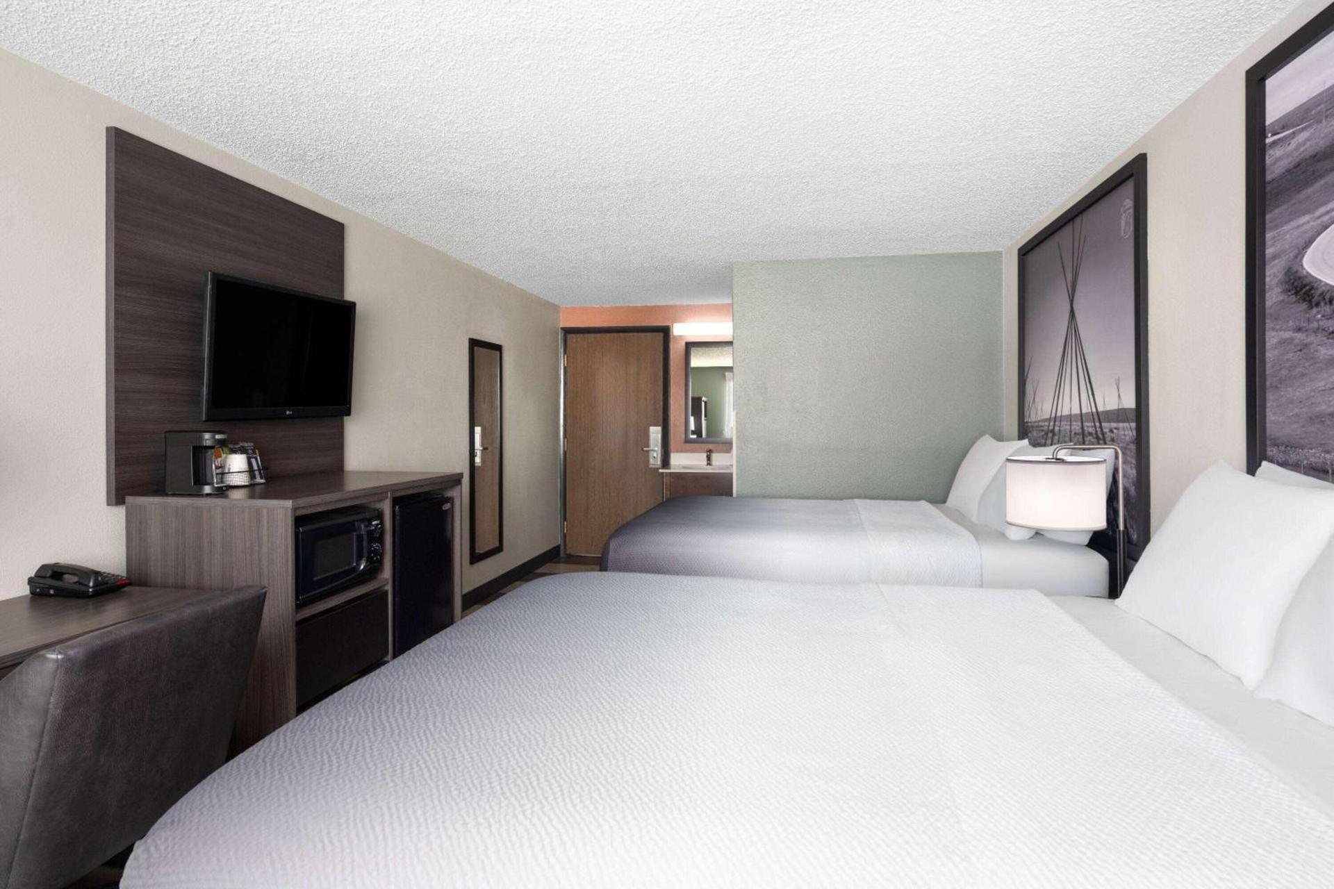 Super 8 by Wyndham Conrad photo 13