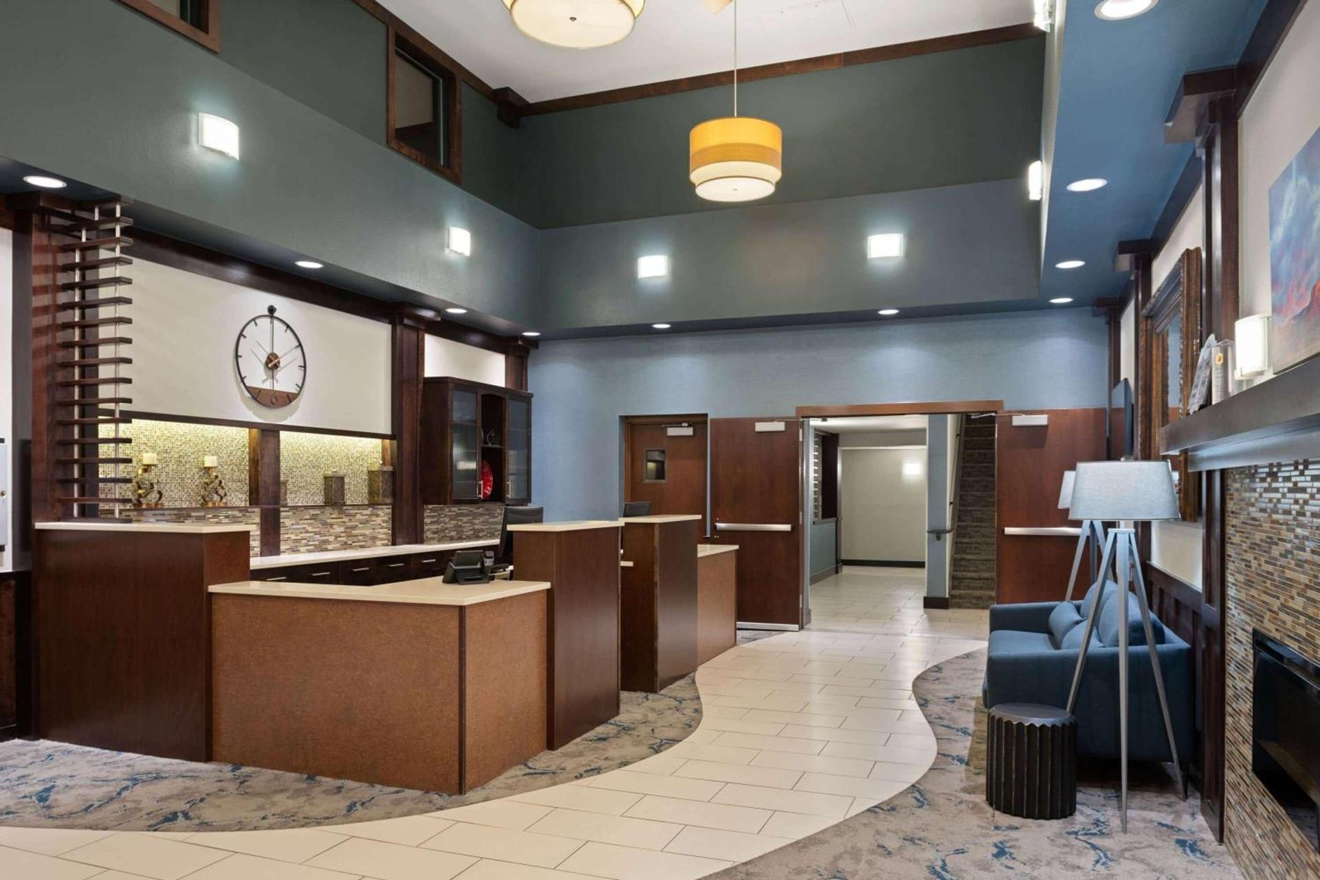 Super 8 by Wyndham Conrad photo 7