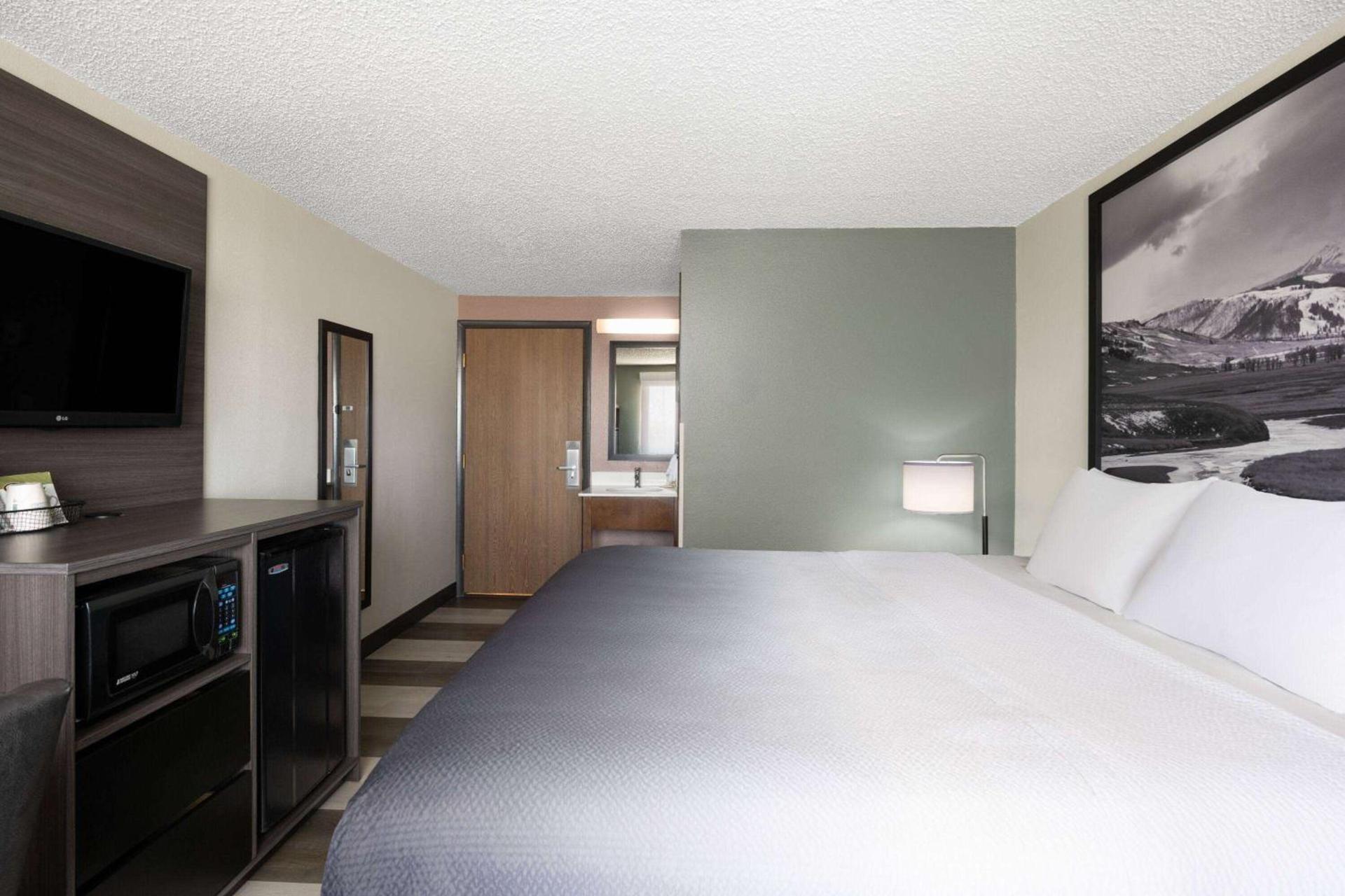 Super 8 by Wyndham Conrad photo 8