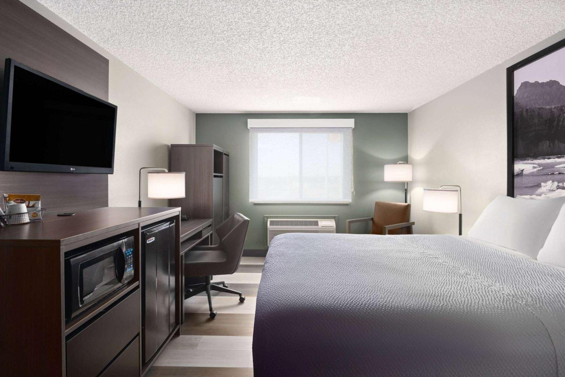 Super 8 by Wyndham Conrad photo 10