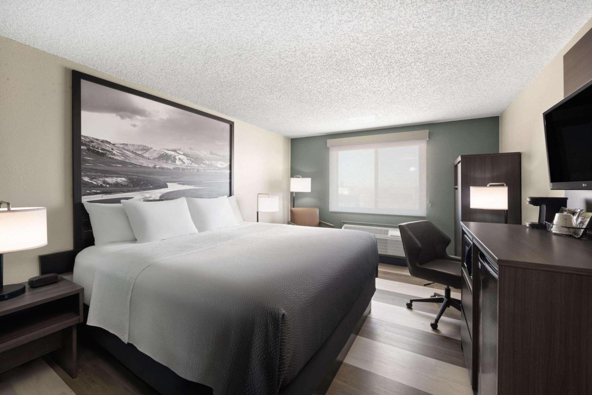 Super 8 by Wyndham Conrad photo 9