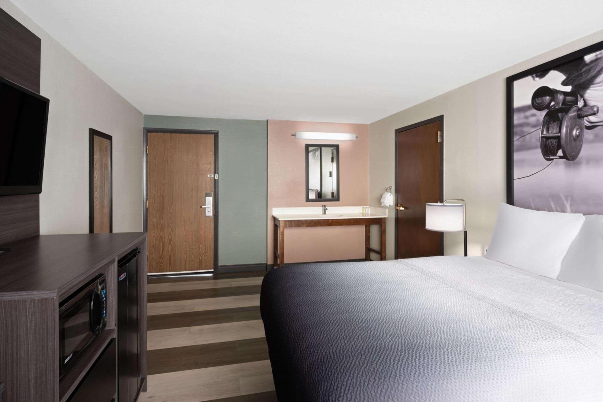 Super 8 by Wyndham Conrad photo 16