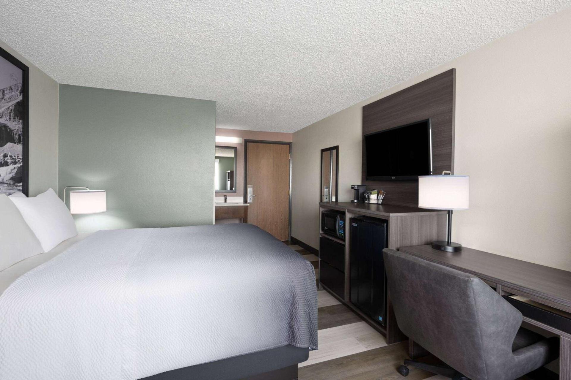 Super 8 by Wyndham Conrad photo 14