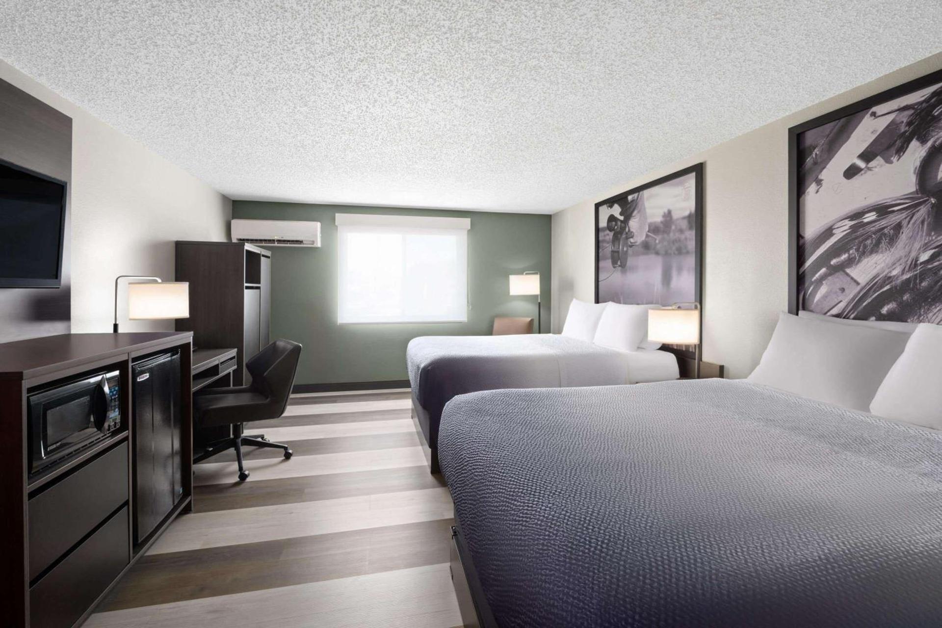 Super 8 by Wyndham Conrad photo 2