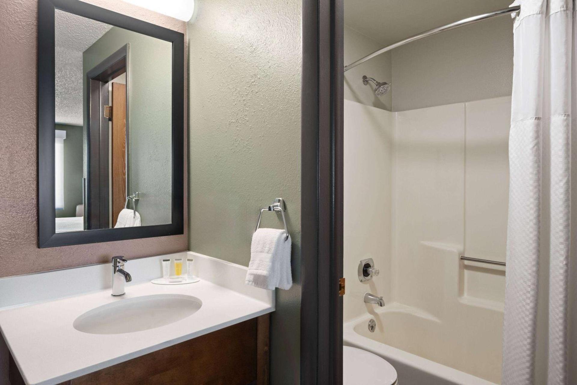Super 8 by Wyndham Conrad photo 22