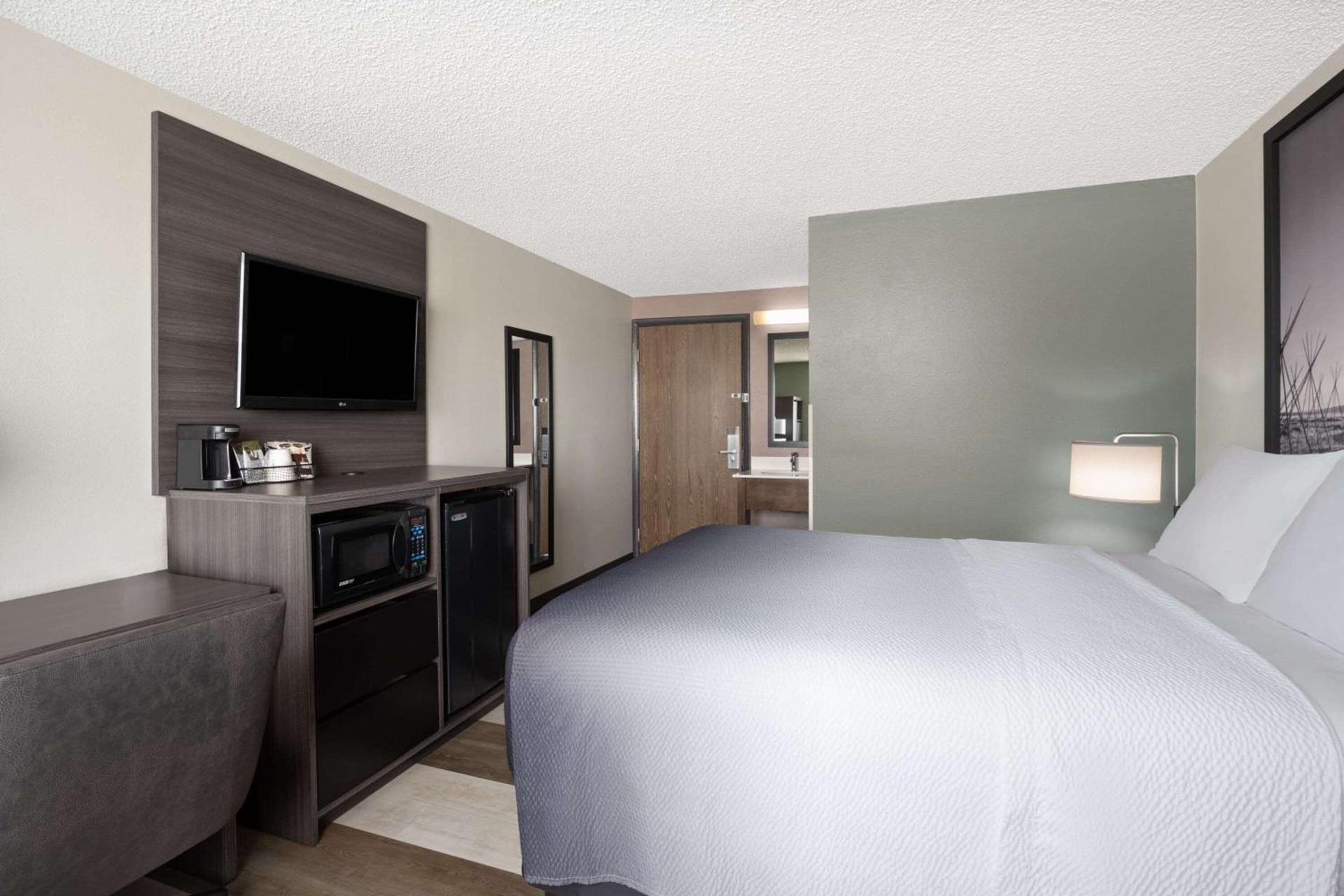 Super 8 by Wyndham Conrad photo 20