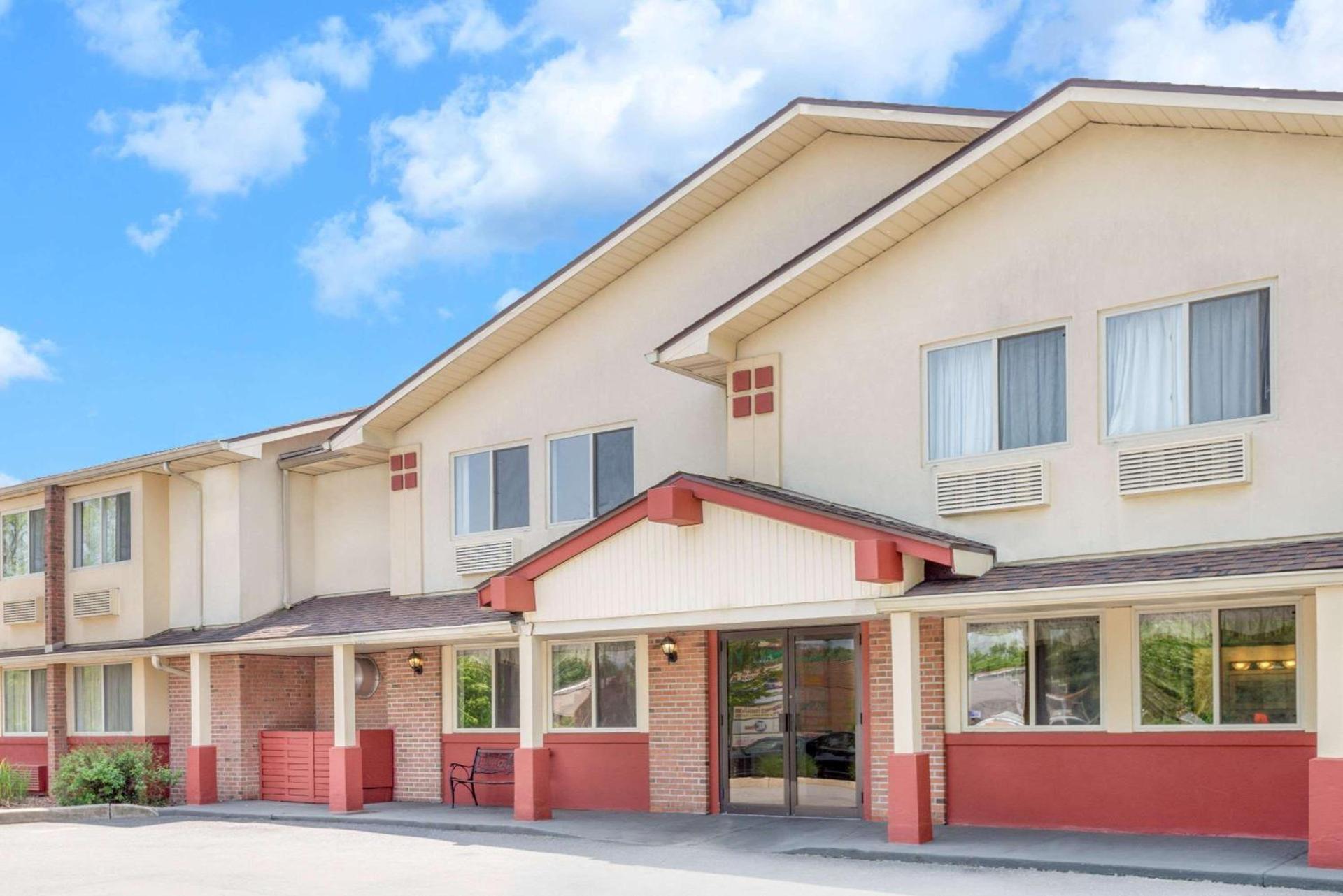 Super 8 by Wyndham Kingston photo 2