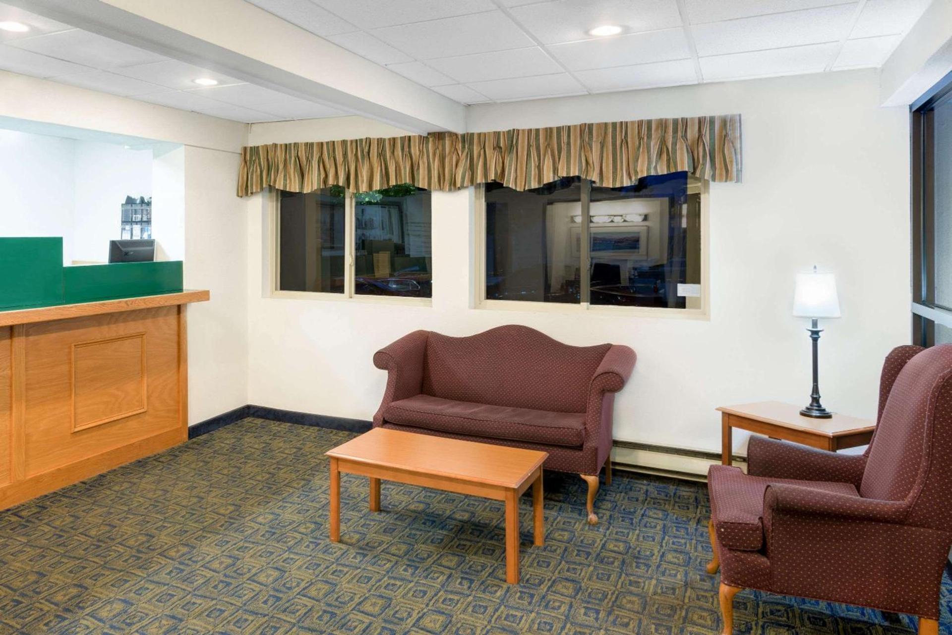 Super 8 by Wyndham Kingston photo 3