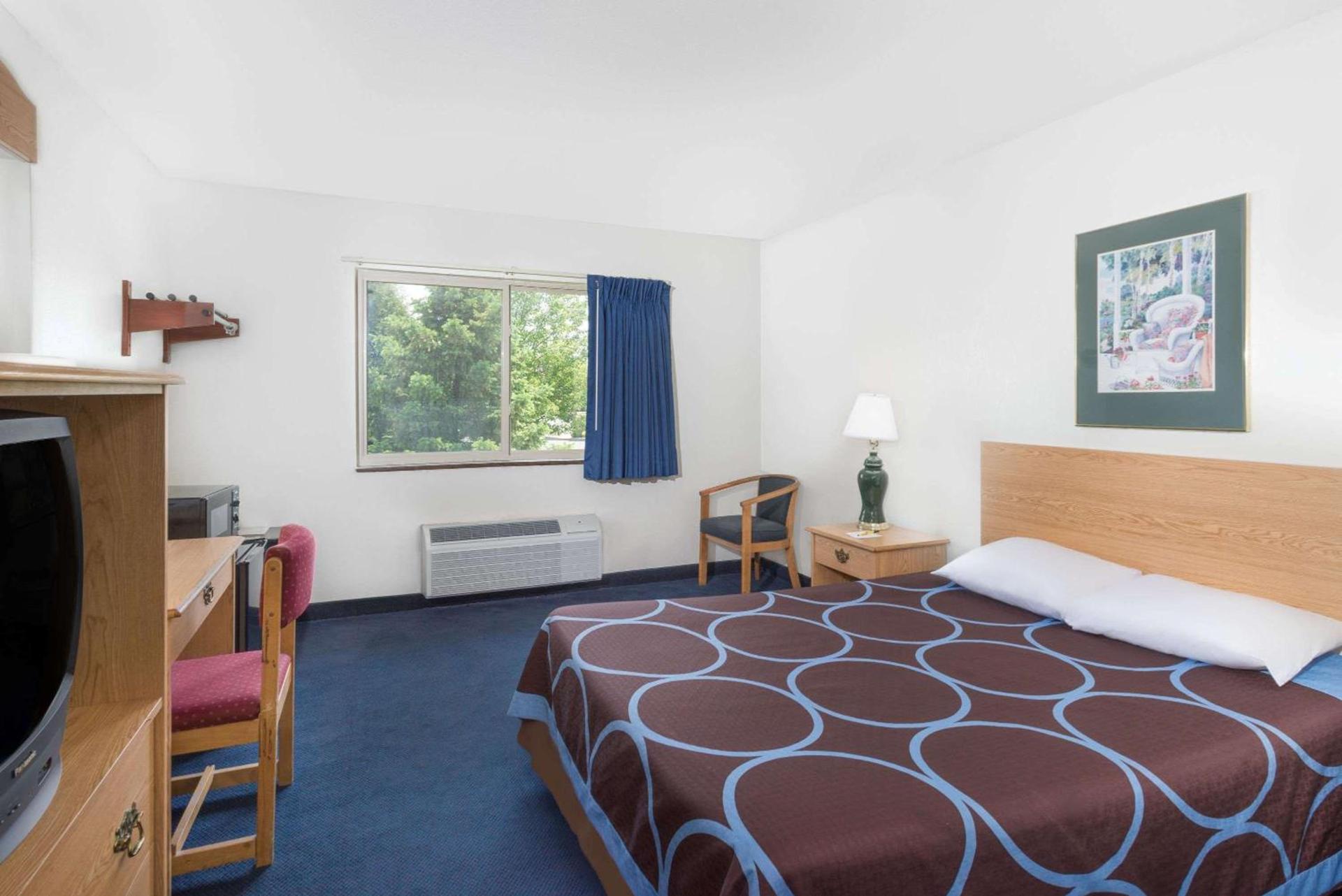Super 8 by Wyndham Kingston photo 4