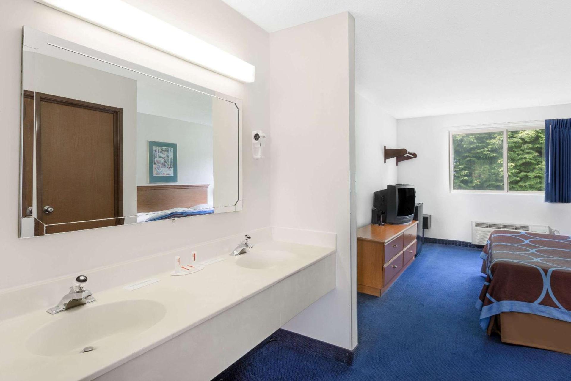 Super 8 by Wyndham Kingston photo 11