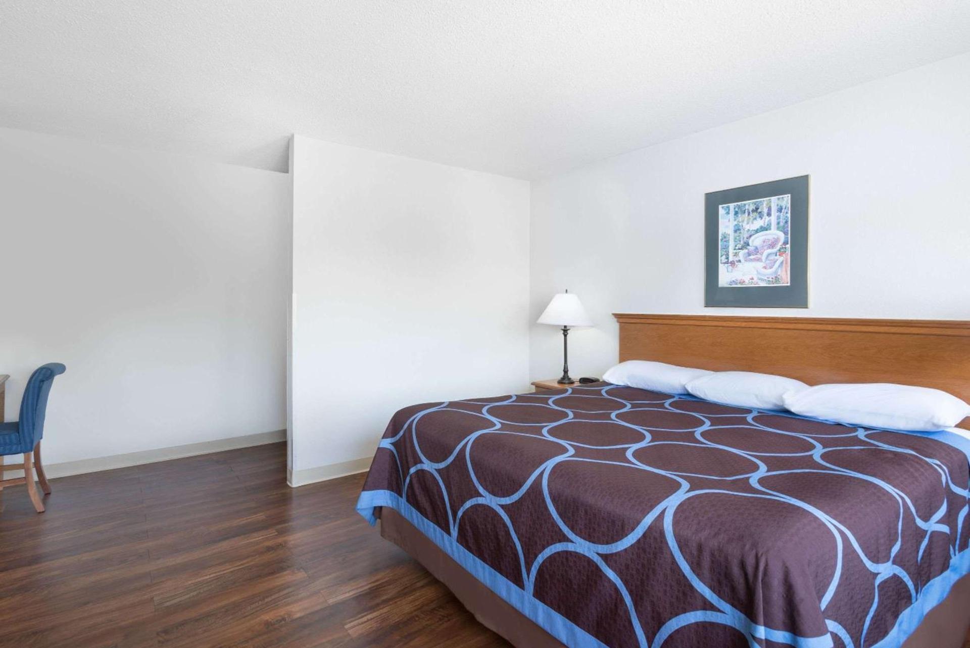 Super 8 by Wyndham Kingston photo 14