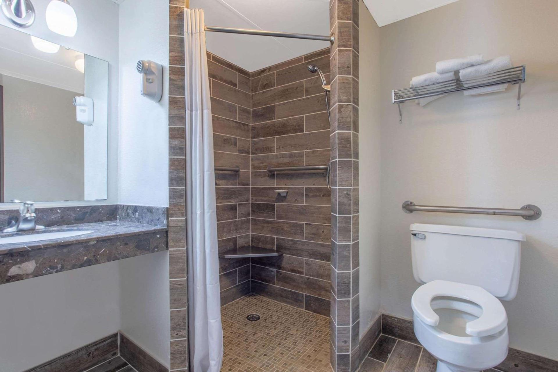 Days Inn by Wyndham Fond du Lac photo 6