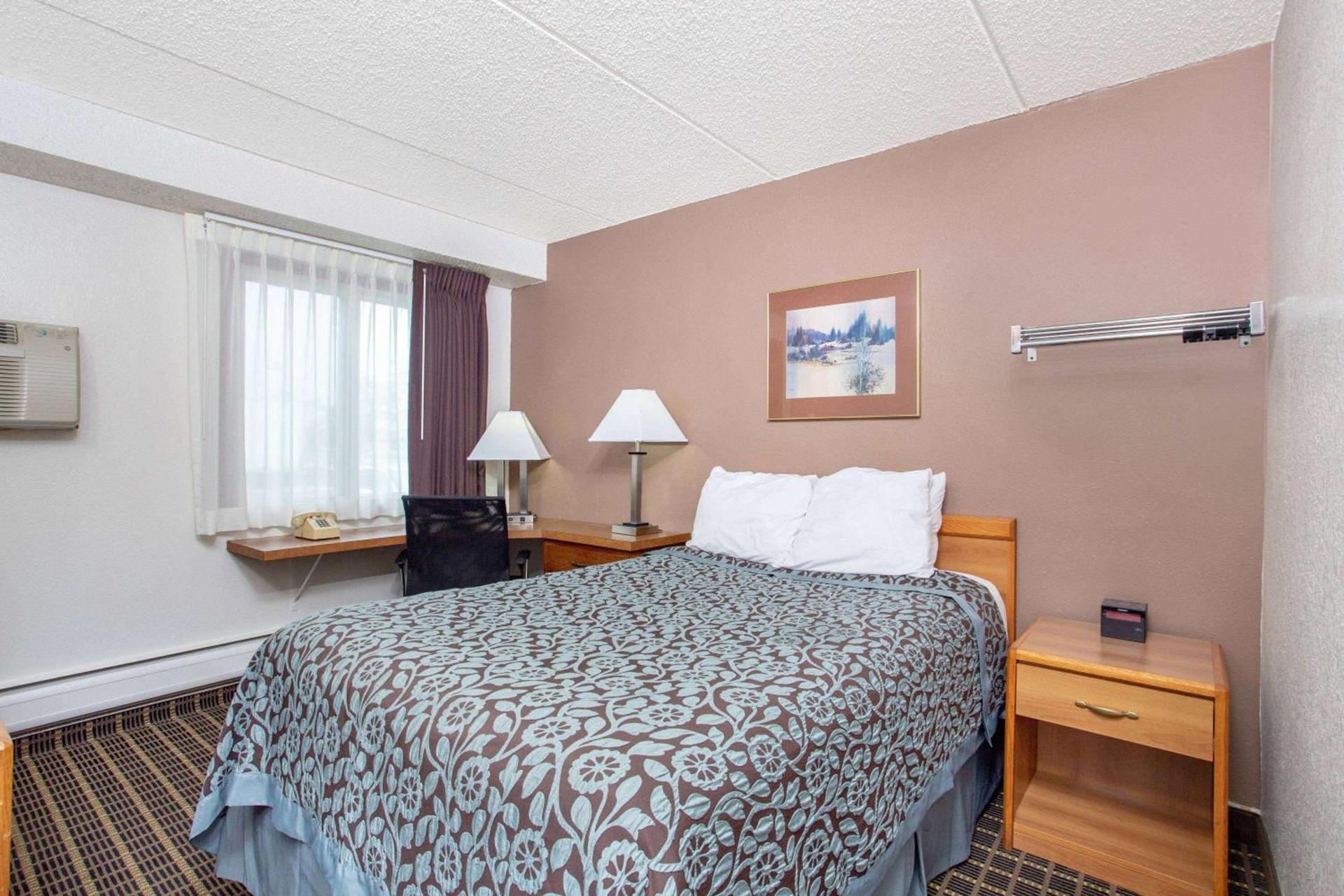 Days Inn by Wyndham Fond du Lac photo 9