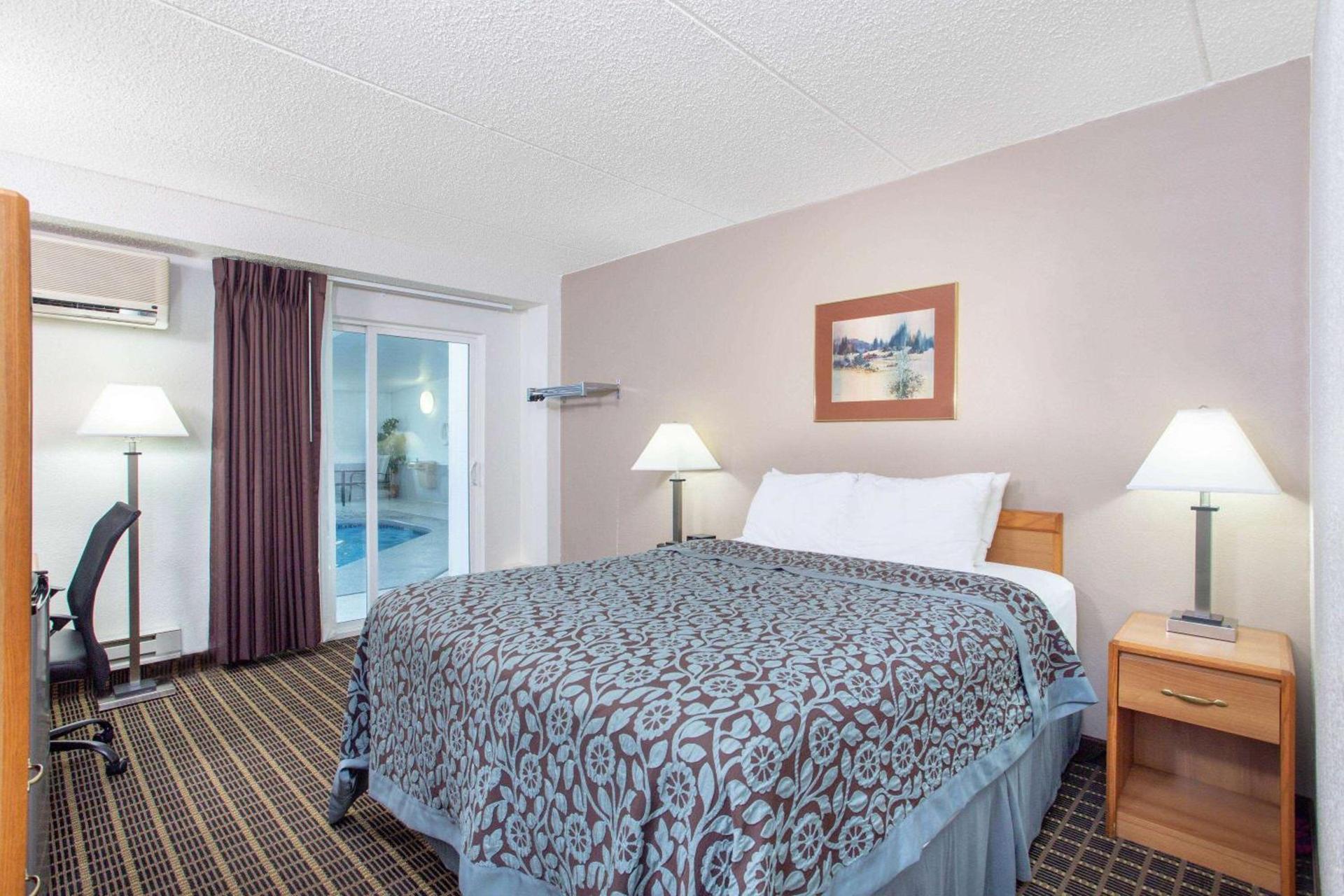 Days Inn by Wyndham Fond du Lac photo 11
