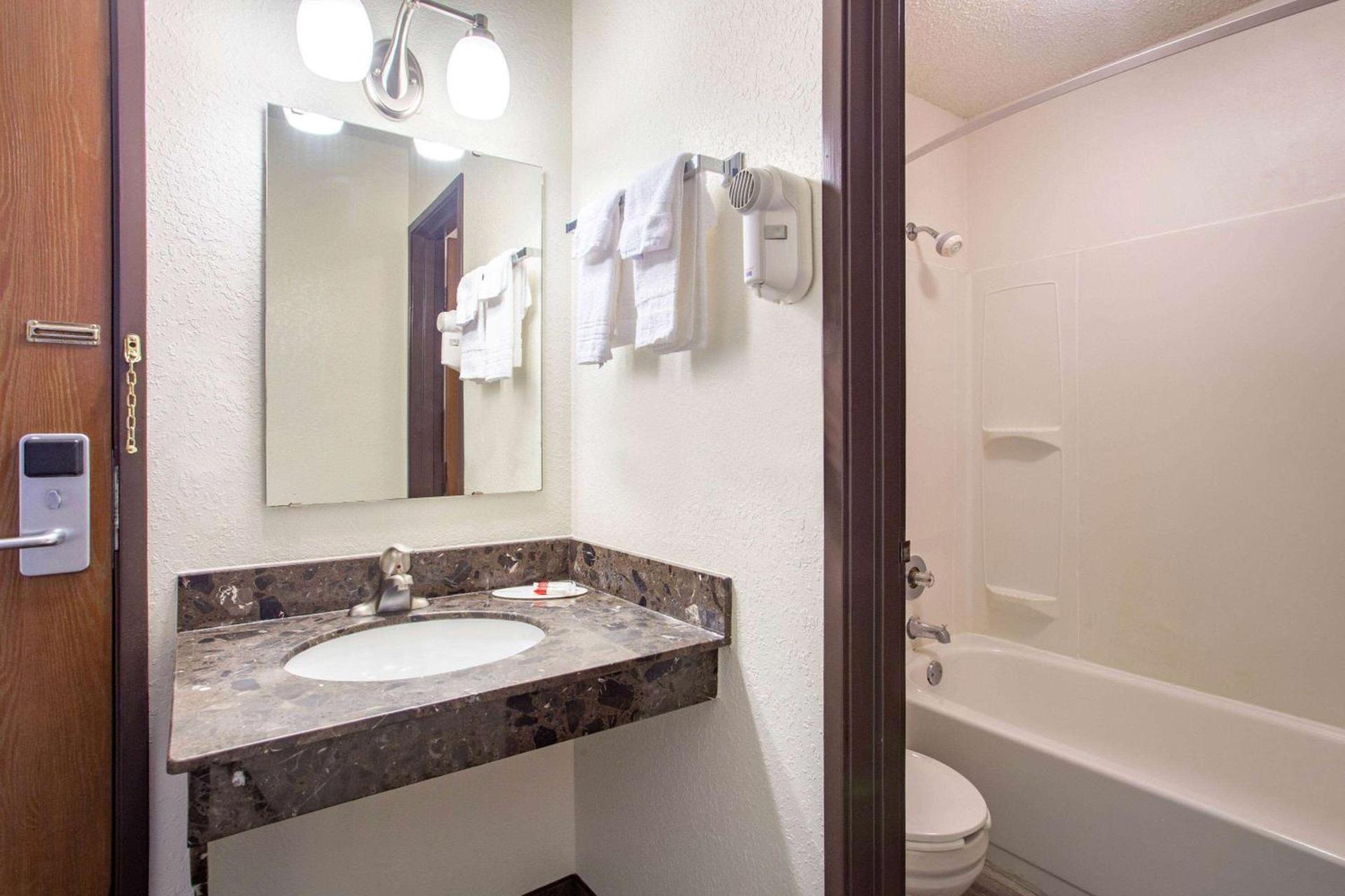 Days Inn by Wyndham Fond du Lac photo 14
