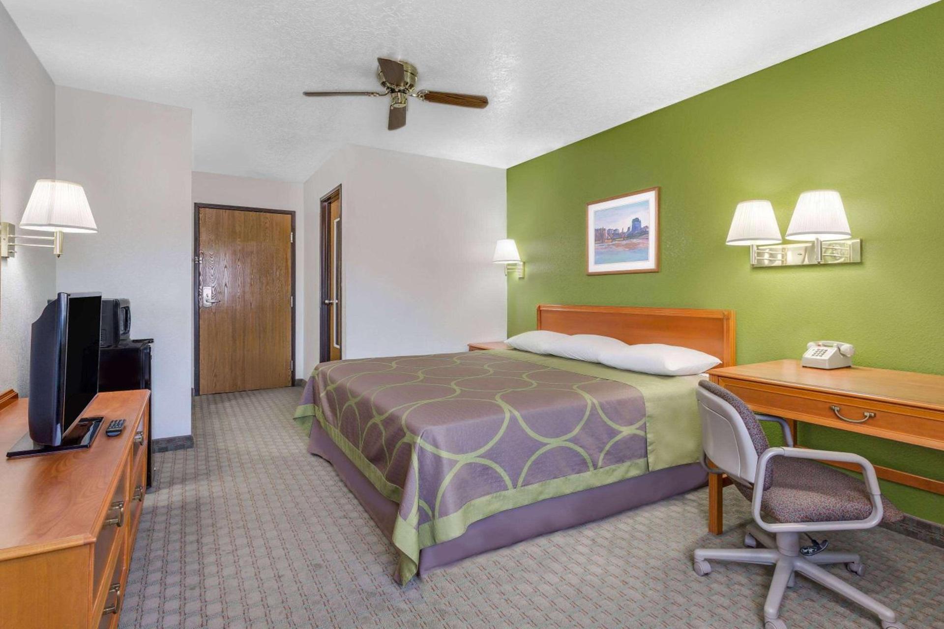 Super 8 by Wyndham Price photo 5