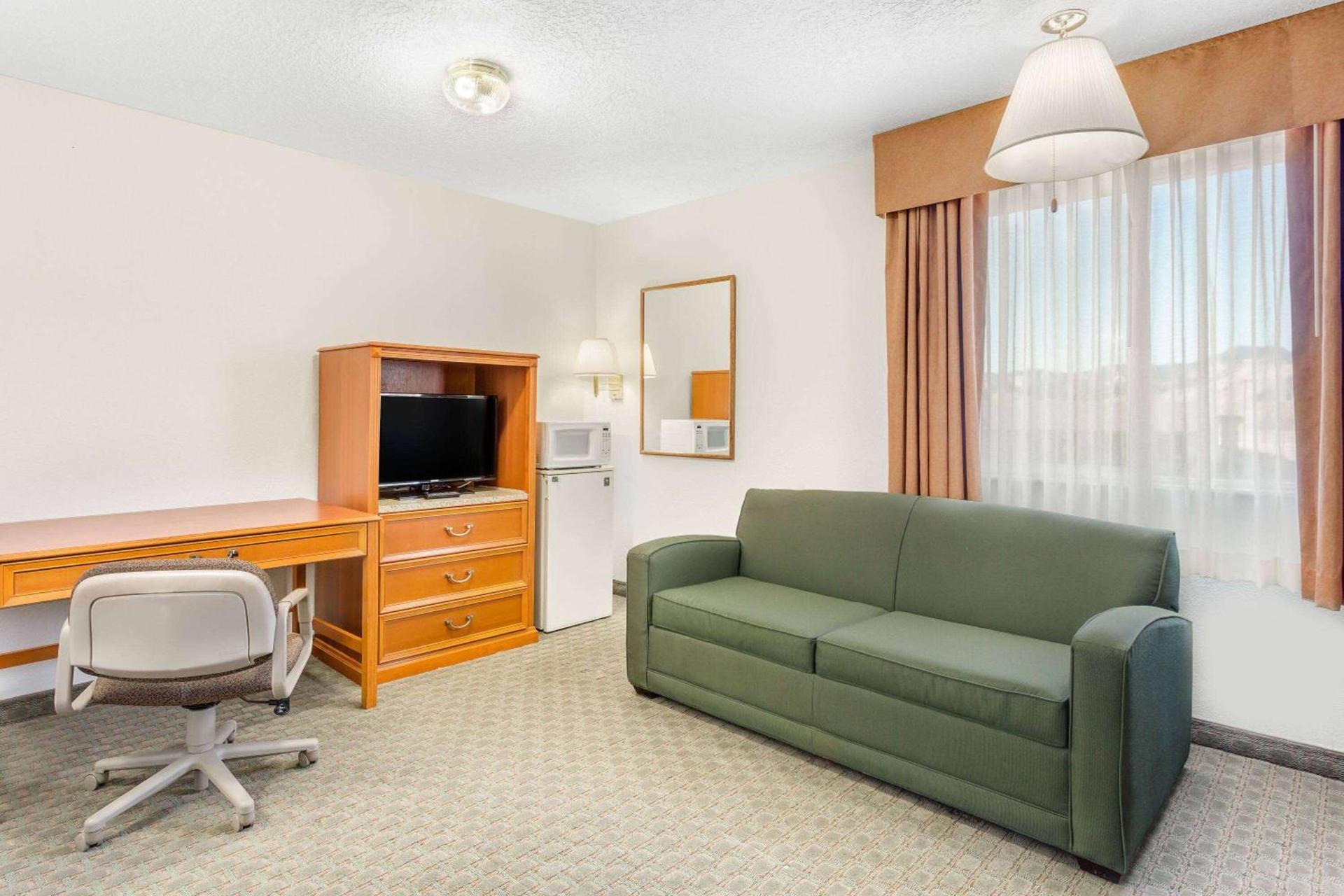 Super 8 by Wyndham Price photo 8