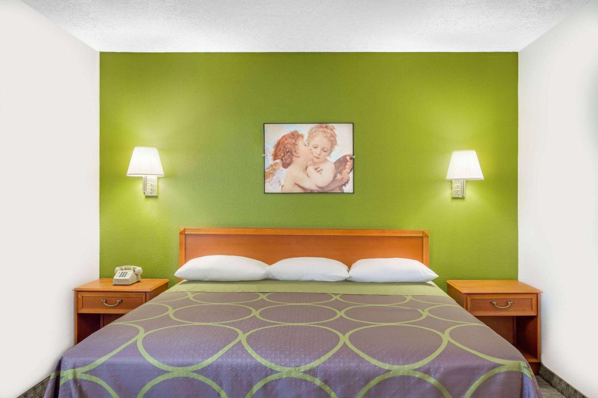 Super 8 by Wyndham Price photo 11