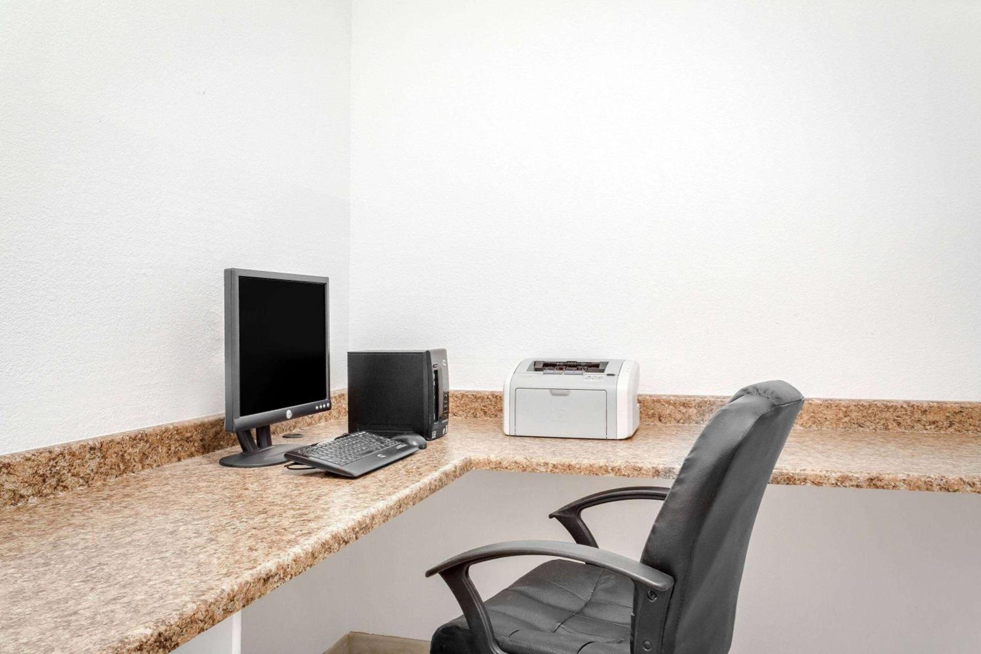 Super 8 by Wyndham Price photo 15