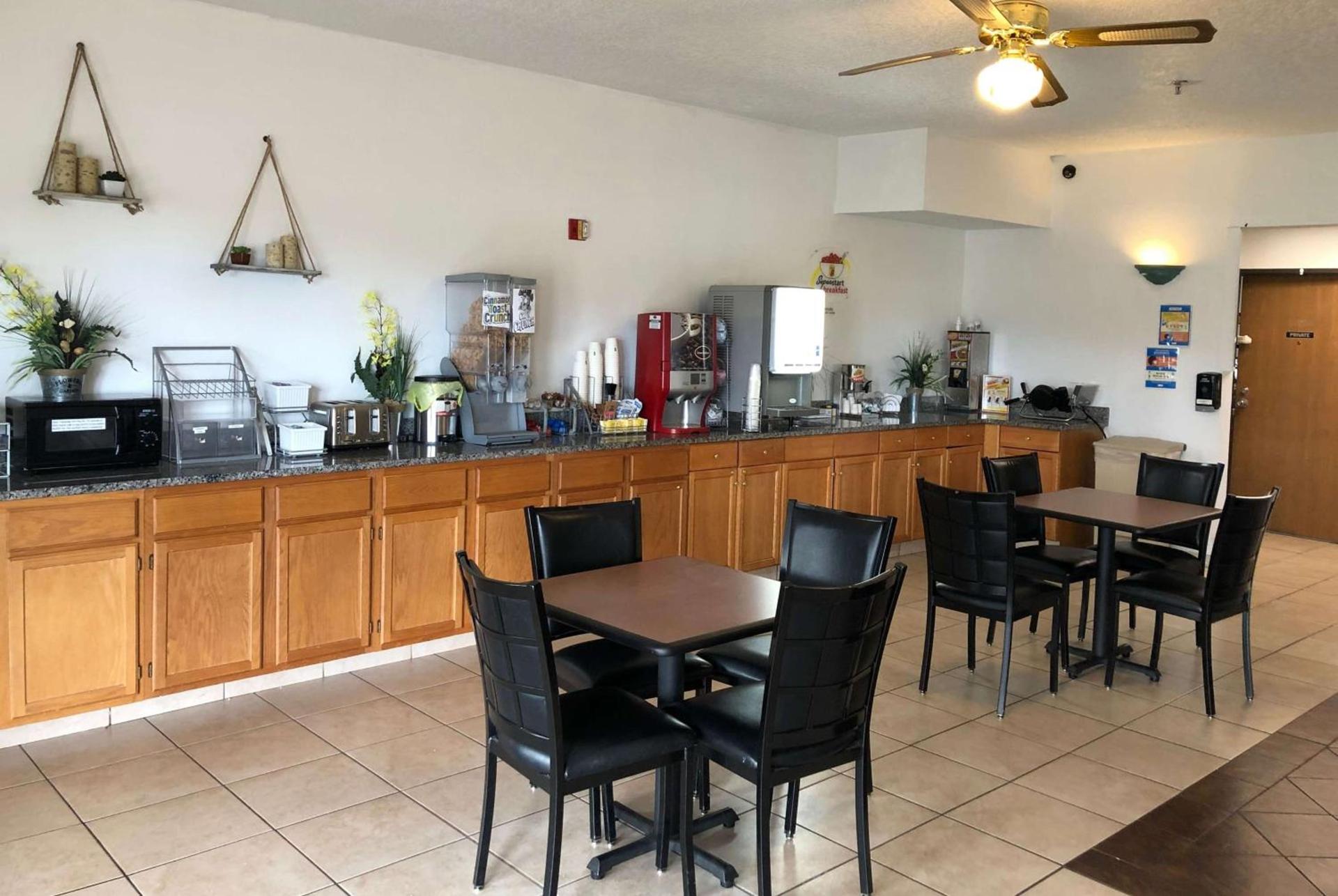 Super 8 by Wyndham Price photo 14