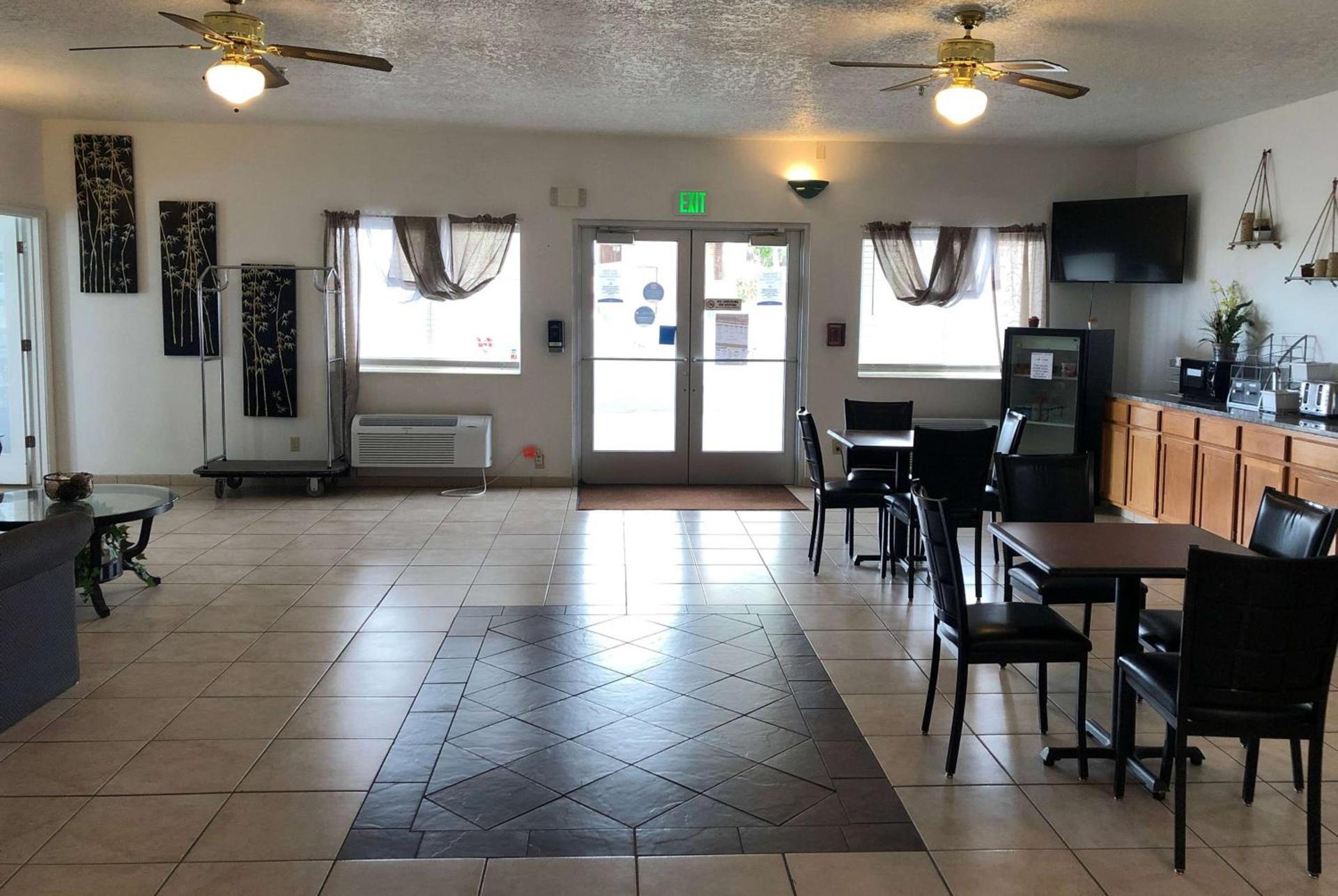 Super 8 by Wyndham Price photo 13