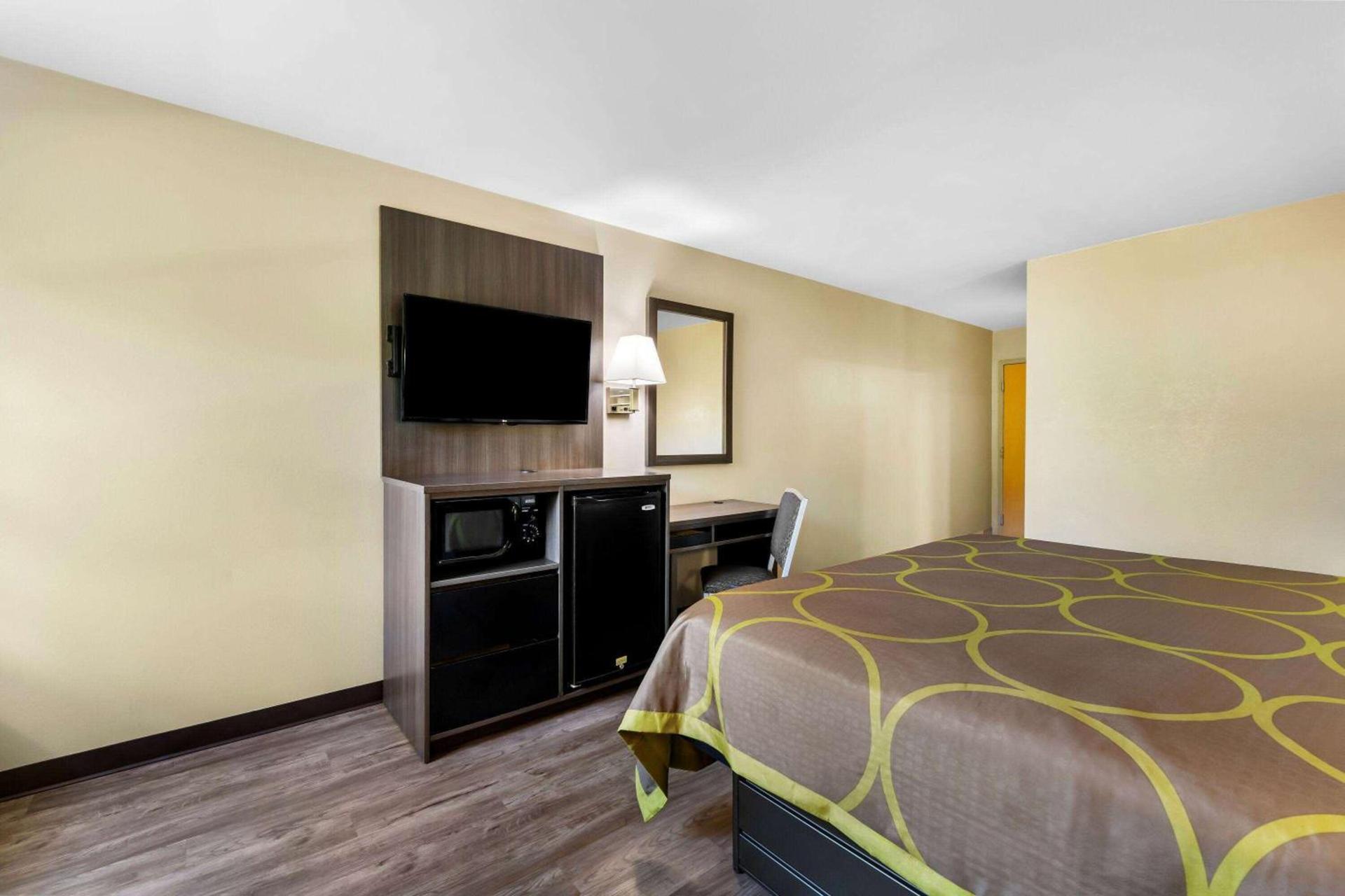 Super 8 by Wyndham Dickson photo 8