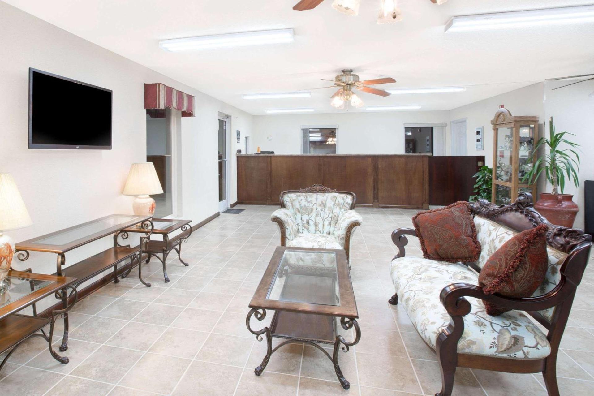 Super 8 by Wyndham Whiteville photo 3