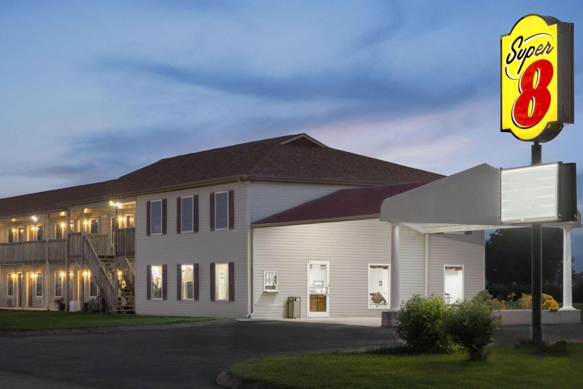 Super 8 by Wyndham Whiteville photo 2