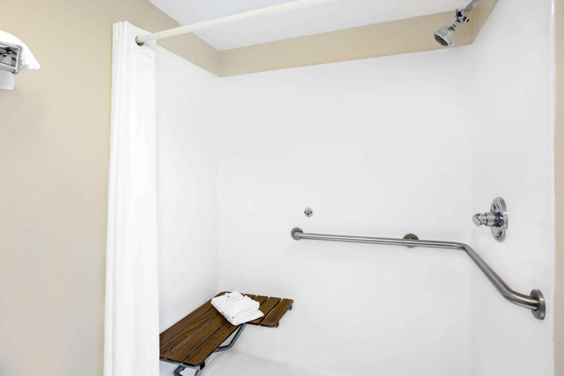 Super 8 by Wyndham Whiteville photo 11