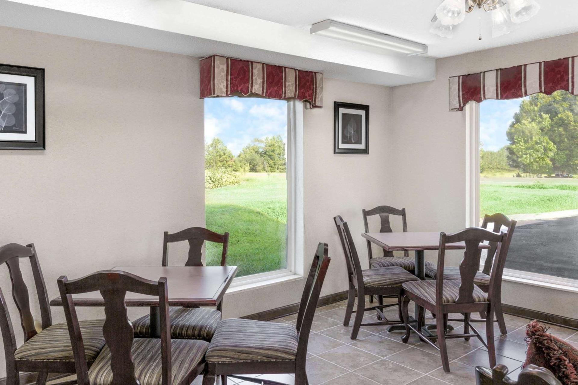 Super 8 by Wyndham Whiteville photo 15
