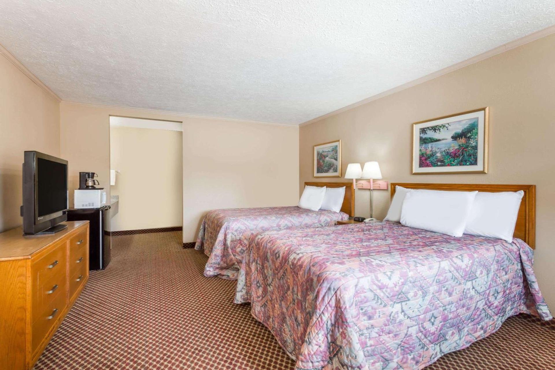 Travelodge by Wyndham Ridgeway Martinsville Area photo 4