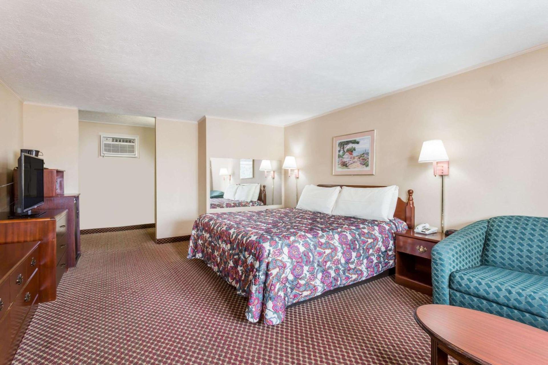 Travelodge by Wyndham Ridgeway Martinsville Area photo 10