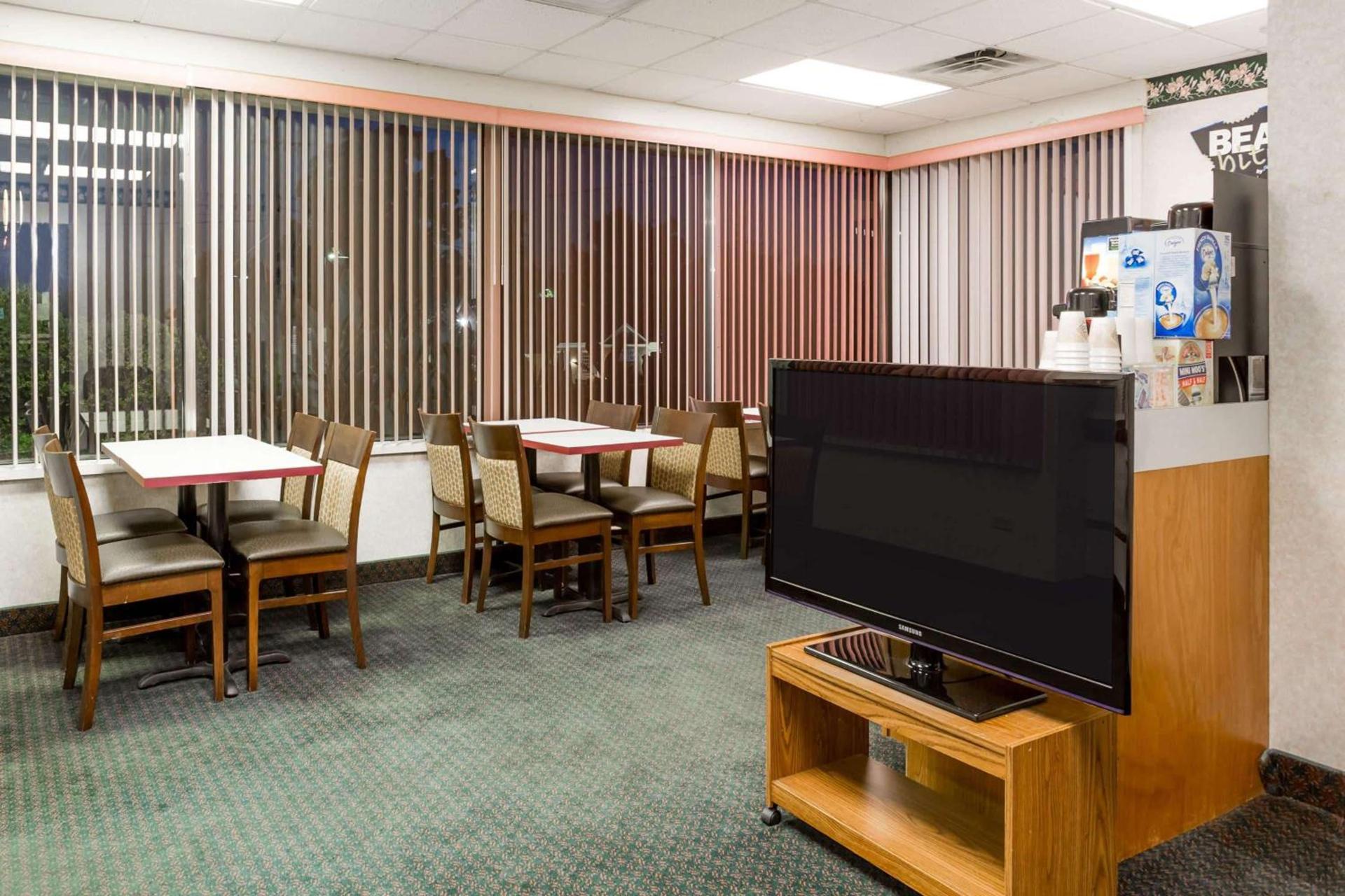 Travelodge by Wyndham Ridgeway Martinsville Area photo 12