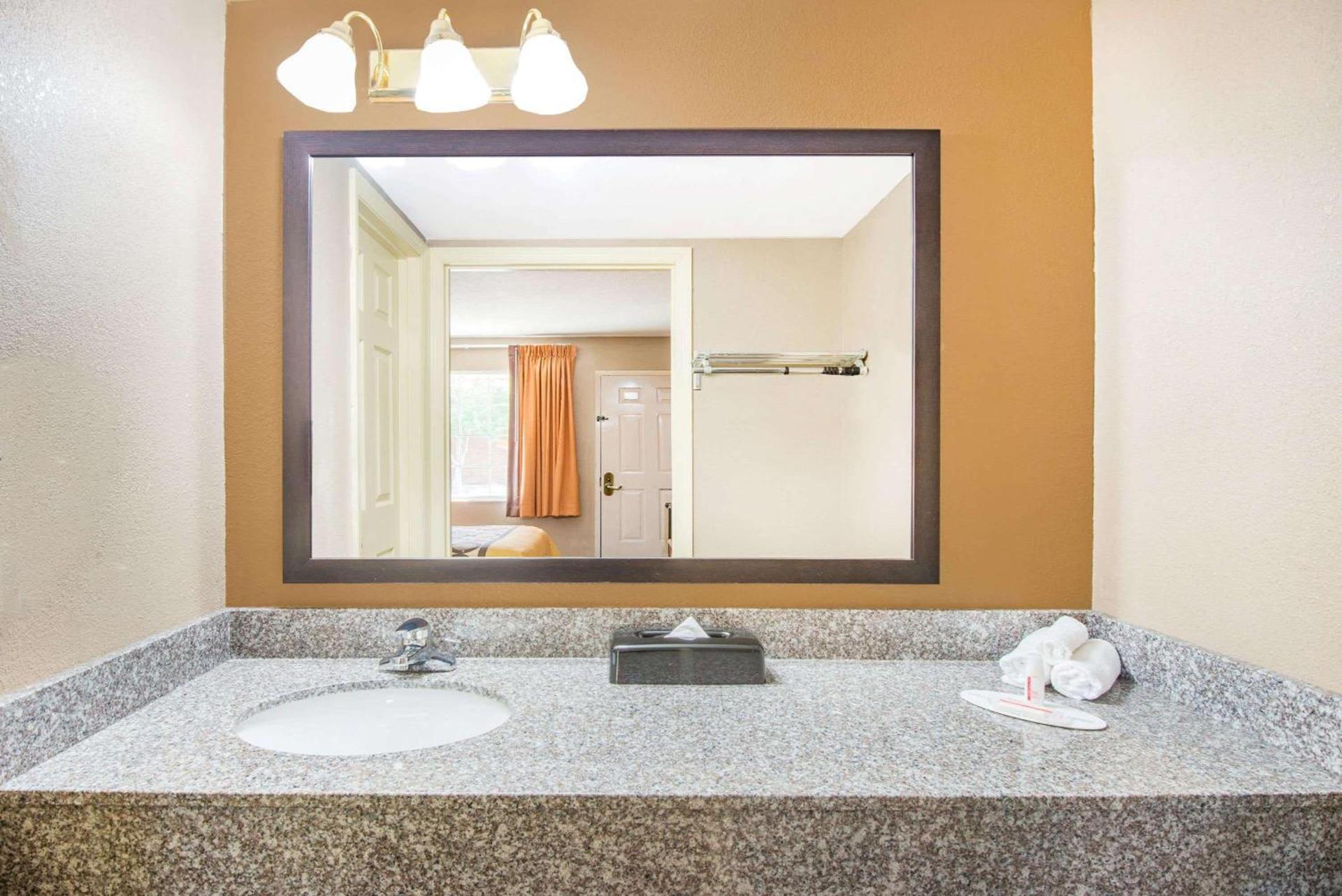 Red Roof Inn & Suites Marysville photo 12